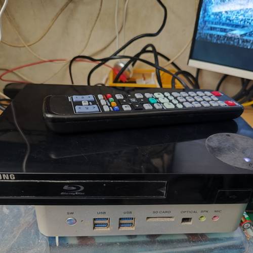 Sumsang Blu-ray 藍光影碟播放機 BD-F5100
跟遙控。