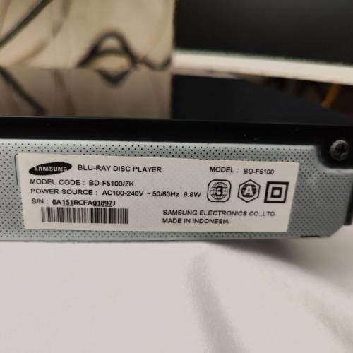 Sumsang Blu-ray 藍光影碟播放機 BD-F5100
跟遙控。