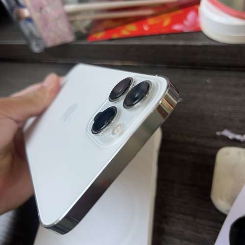 iPhone 13pro max256gb,港行雙卡原裝機、電池健康度82，所有功能正常，跟機殼！不議...