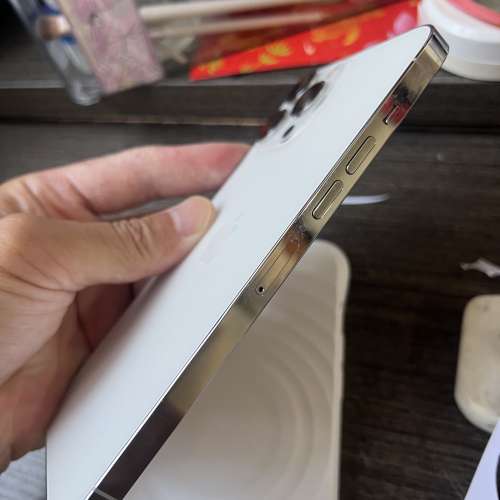 iPhone 13pro max256gb,港行雙卡原裝機、電池健康度82，所有功能正常，跟機殼！不議...