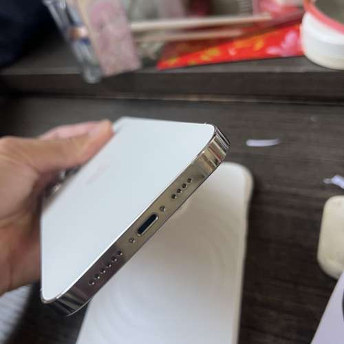 iPhone 13pro max256gb,港行雙卡原裝機、電池健康度82，所有功能正常，跟機殼！不議...