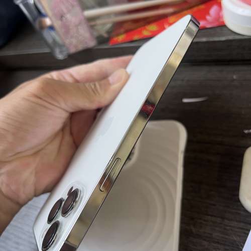 iPhone 13pro max256gb,港行雙卡原裝機、電池健康度82，所有功能正常，跟機殼！不議...