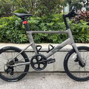 2025 全新款 JAVA CL2 7速 桶軸碟剎碳前叉20吋451 鋁合金小輪徑車 送水架前後蛙燈叮叮