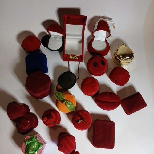 一手二十個首飾盒,清貨共售150元。no. 26.12. 25