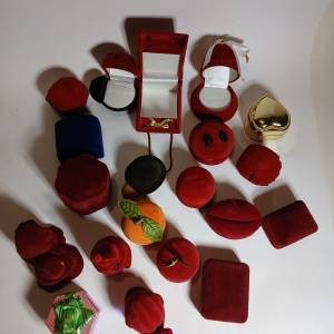 一手二十個首飾盒,清貨共售150元。no. 26.12. 25