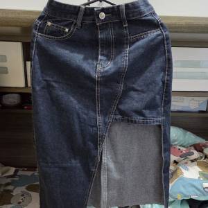 深藍色牛仔裙