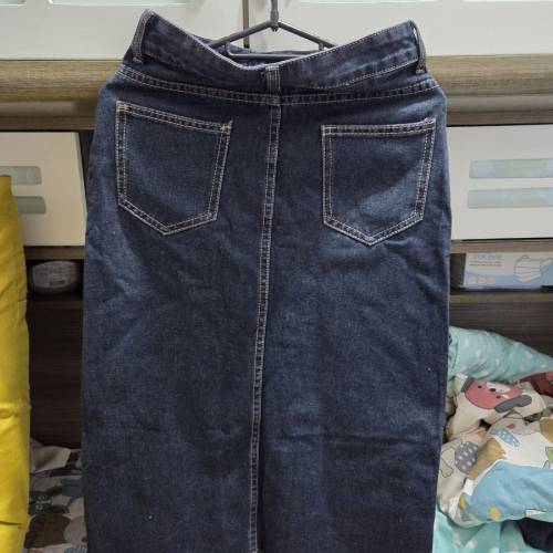 深藍色牛仔裙
