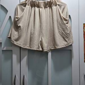 米色短褲
