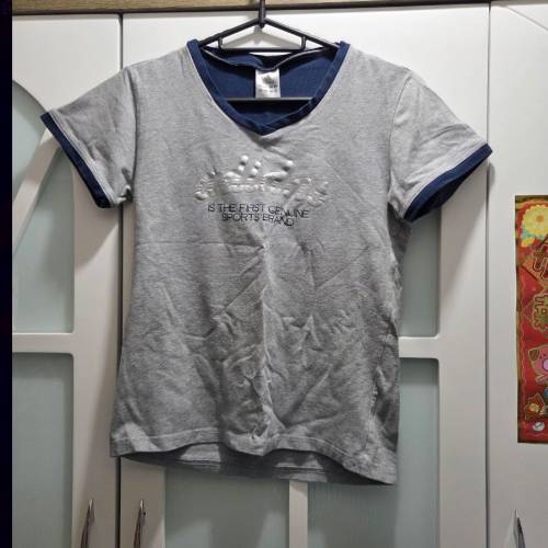 Adidas 灰色短袖上衣