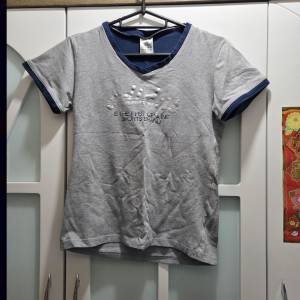 Adidas 灰色短袖上衣