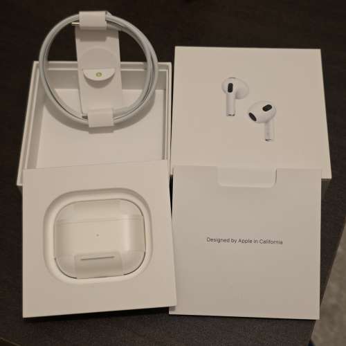 新淨 行貨 有盒 有充電線 Apple AirPods 3 (3rd generation)  連 保護套 有安全扣及...