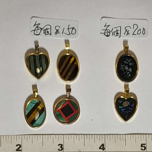 半寶石拼圖吊墜每個售一百五十元，opal 拼圖售二百元如照片顯示，都是鑲嵌純銀電金...