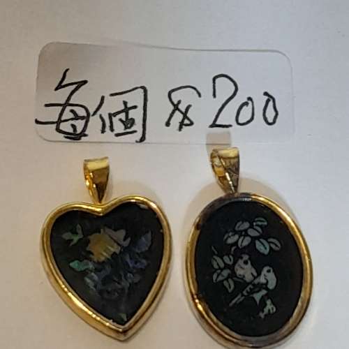 半寶石拼圖吊墜每個售一百五十元，opal 拼圖售二百元如照片顯示，都是鑲嵌純銀電金...