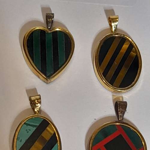 半寶石拼圖吊墜每個售一百五十元，opal 拼圖售二百元如照片顯示，都是鑲嵌純銀電金...