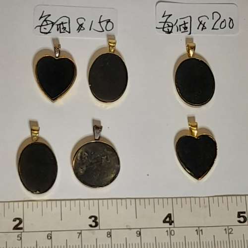 半寶石拼圖吊墜每個售一百五十元，opal 拼圖售二百元如照片顯示，都是鑲嵌純銀電金...