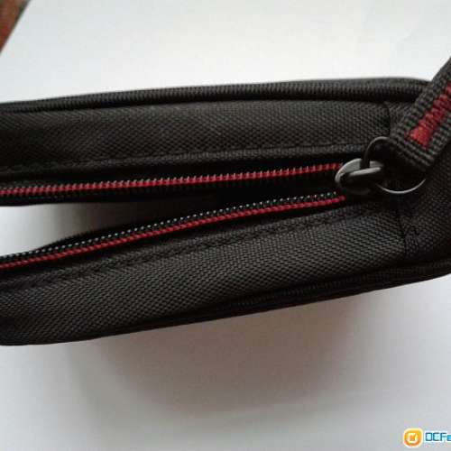 兩個雙頭拉鍊小包