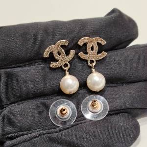 CHANEL 皮革紋CC垂吊珍珠耳環