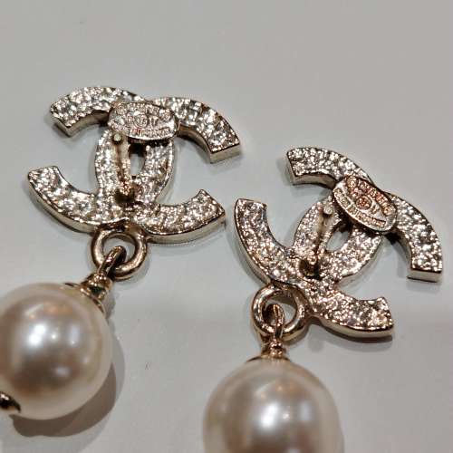 CHANEL 皮革紋CC垂吊珍珠耳環