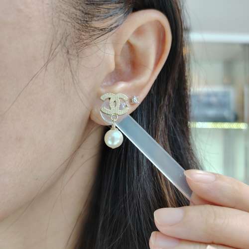 CHANEL 皮革紋CC垂吊珍珠耳環