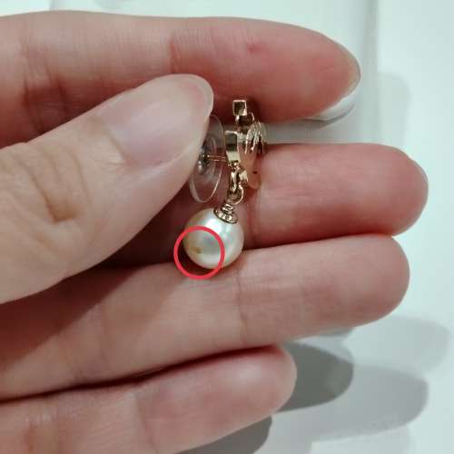 CHANEL 皮革紋CC垂吊珍珠耳環