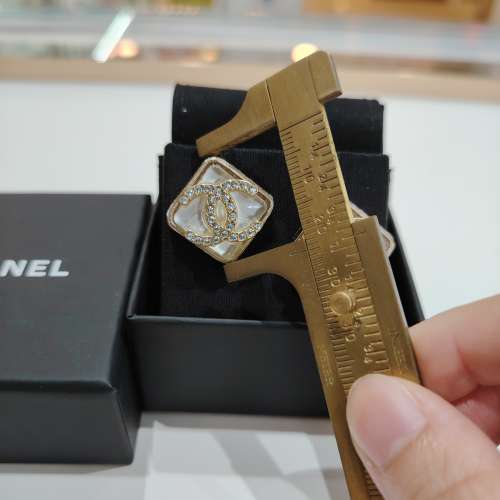 CHANEL CC水鑽耳環淺金色