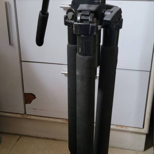 Slik Pro 883 CF-D carbon fiber tripod with Flluid Video Head