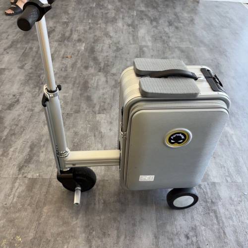 Airwheel 電動行李箱 Black 銀色  續航10公里，速度13km/h 20吋置物空間 電動伸縮一...
