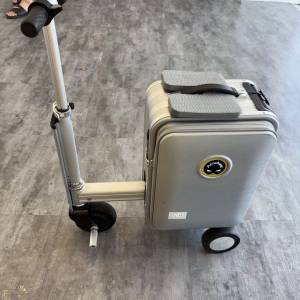 Airwheel 電動行李箱 Black 銀色  續航10公里，速度13km/h 20吋置物空間 電動伸縮一...