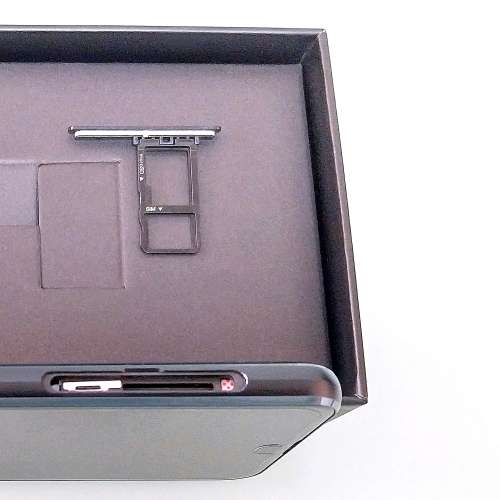 Sharp AQUOS R Compact ( SHV41 ) | 只重 140 g 機身極輕 | 3.5mm 耳機插口 | 有 LE...