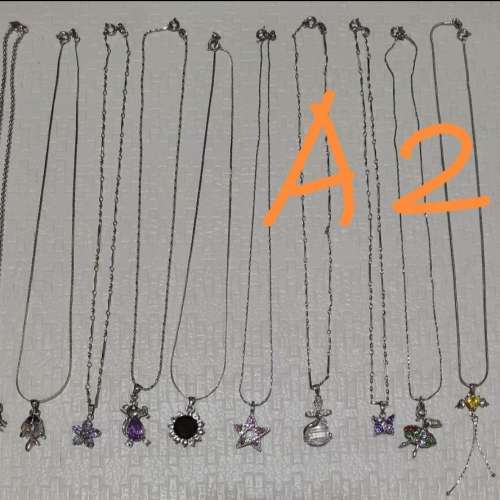 頸鍊十套，每套十條，每套60元