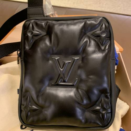 全新限量版 LV 小羊真皮黑色斜孭袋 (M68773 )