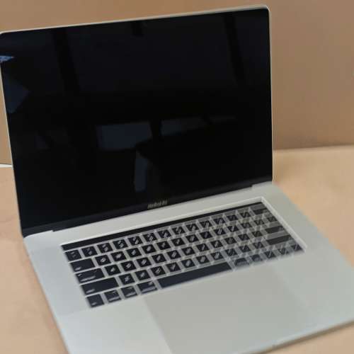 苹果电脑 Macbook pro 2017款 15寸 (2手)16+256G MPTR2LL\A
