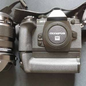 Olympus OMD EM1 & 原裝power grip + Olympus M. Zuiko f2.8pro 12-40 mm鏡頭。