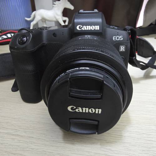 Cannon eos R body with 4 batteries