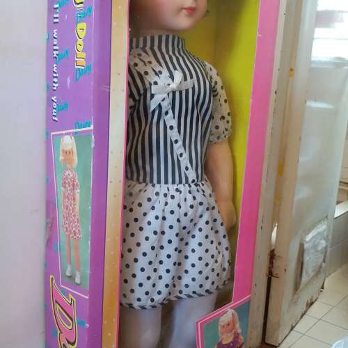 大型漂亮公仔 ("洋娃娃")