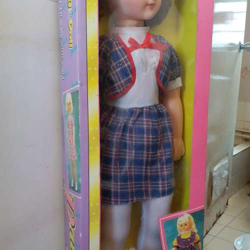 大型漂亮公仔 ("洋娃娃")