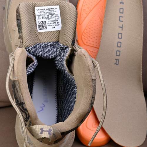 美國UNDER ARMOUR 中筒野外靴(EUR42)