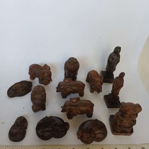 清貨價出售， 一手13個沉香木雕小擺件如照片顯示  ，共售300元no.D 5.12.25