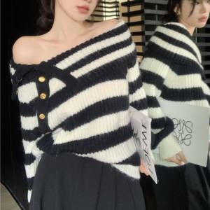 黑白間條毛衣