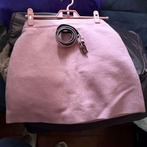 粉紅色羊毛短裙連腰帶？