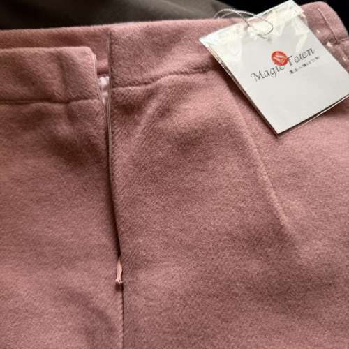 粉紅色羊毛短裙連腰帶？