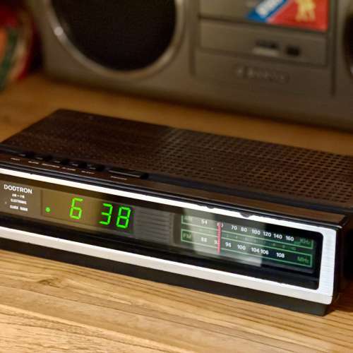 出售 香港DODTRON收音機時鐘，收音機及時鐘正常，鬧鐘功能失效，有Sleep功能，一個...
