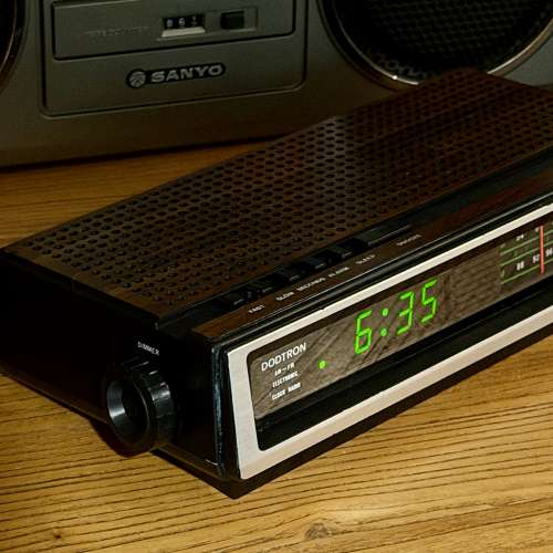 出售 香港DODTRON收音機時鐘，收音機及時鐘正常，鬧鐘功能失效，有Sleep功能，一個...