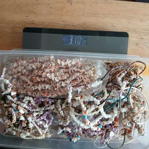 清貨大平售， 一箱 貝殼頸鏈 大约100條16吋 及30/40條手串，一箱全部售 330元，自用...