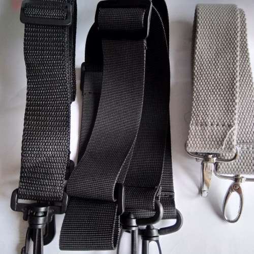 兩條黑色尼龍袋帶及1條淺灰布質袋帶