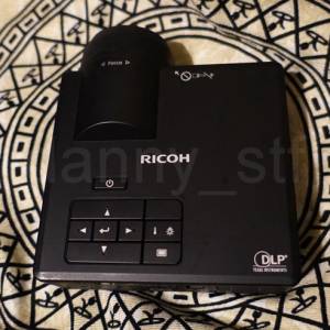 日本 Ricoh 便攜投影機 PJ WXC1110 迷你超短投影機 1米投60吋 媲美 XGIMI 極米
