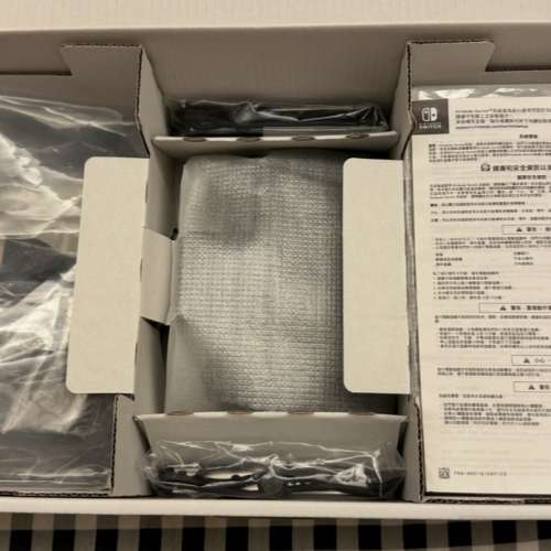 Switch 1 任天堂遊戲機套裝 行貨 99%新 全新一樣 只試玩了幾次便放回盒中 所有配件...