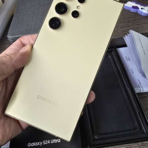 Samsung s24 ultra 1TB,港行全套齊，還有幾日保養，可放心購買。不議價！