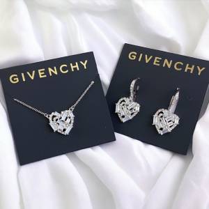 Givenchy心形頸鏈+心形耳環一套