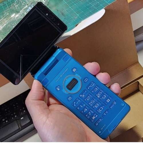 DOCOMO SH-01A 藍色版本 此貨品只適合日本地方或者係收藏